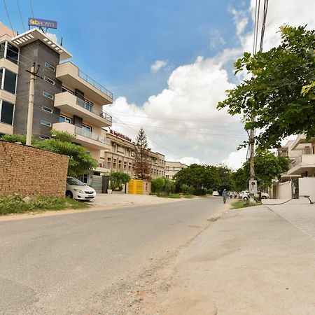 Hotel Luxury Collection Gurgaon Exterior photo