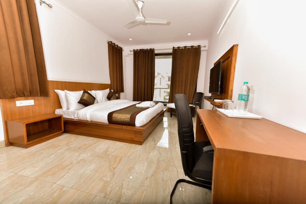 Hotel Luxury Collection Gurgaon Exterior photo